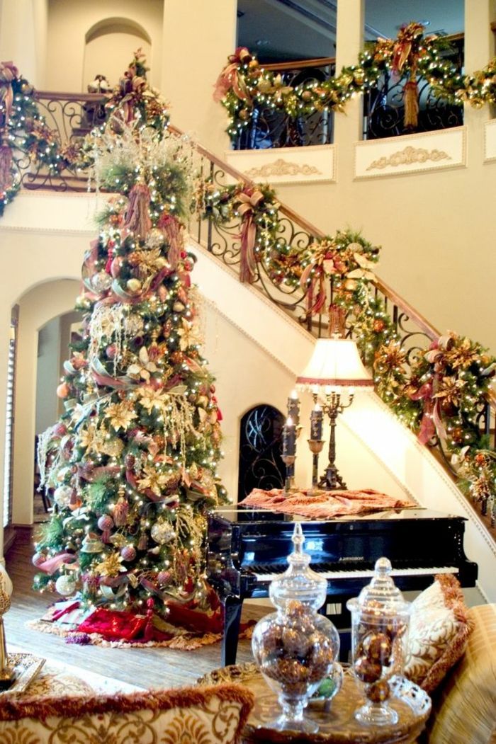 Büyük Noel ağacı dekorasyonuyla merdivenden tamamlanır.
