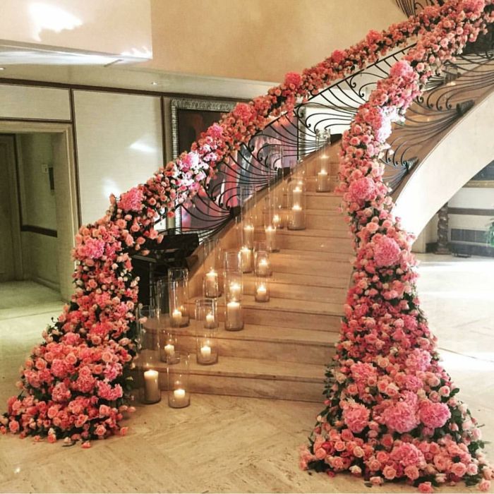 Trapp ideer mange rosa roser på parapet og stearinlys på trappen Bryllup dekorasjon