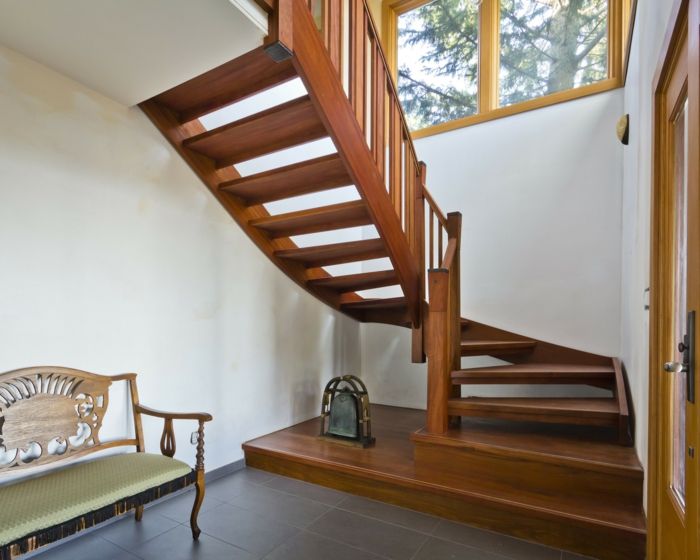 Dekorasyon ve bir tezgah olarak garip nesne ile süslü şeklinde ahşap merdiven - merdiven çerçevesi