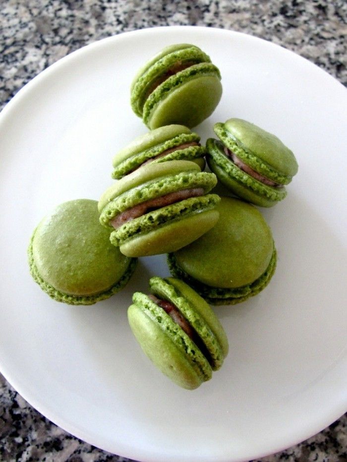 gezond-recepten-met-matcha-bitterkoekjes-in-green-color-lekker-dessert-in-teller