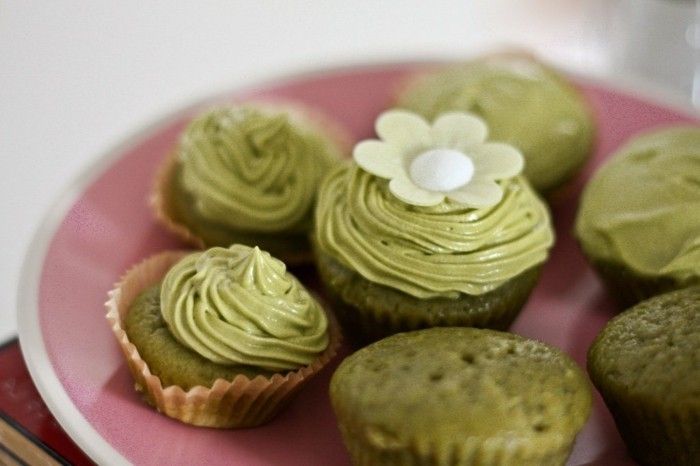 gezond-gezonde-voeding-matcha-muffins-versieren met fondant-flower-deco-dan-muffins-