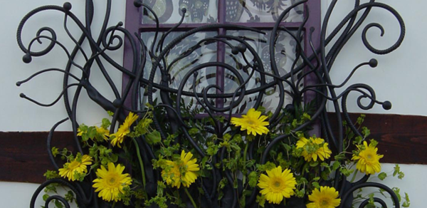 rešetke oken okno dekoracija-z-rumeno-cvetje-kovinske rešetke