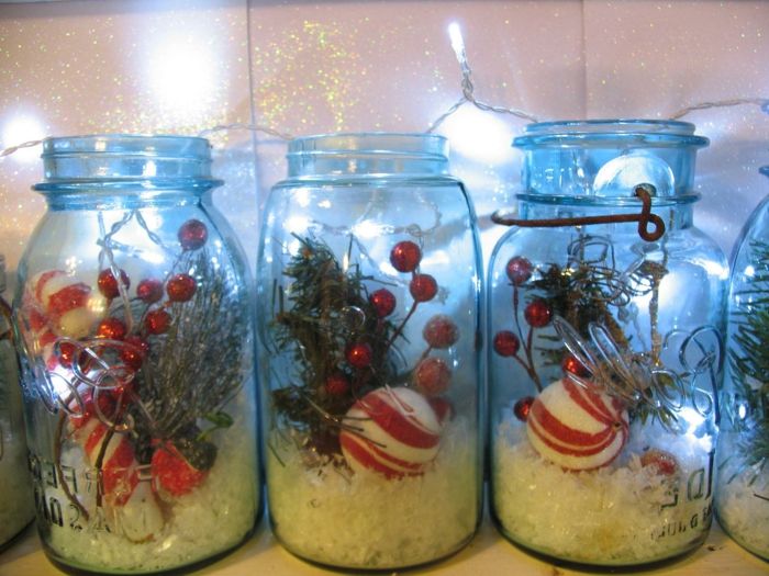 Decore os copos de Natal - com pequenos ramos e bolas, luzes de fadas e brocado