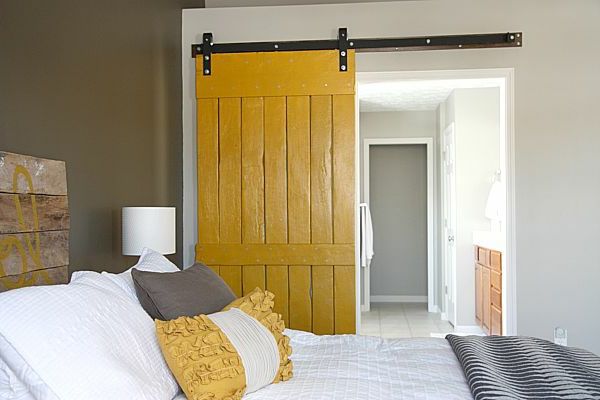 drsna vrata-samo-graditi-iz-lesa-za-spalnico-postelja z metati blazino