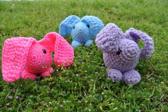 Crochê para coelhos da Páscoa em três cores diferentes - rosa, azul e roxo - Amigurumi para iniciantes