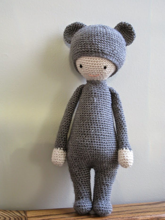 uma estranha criatura com roupas cinza e chapéu cinza - Amigurumi para iniciantes