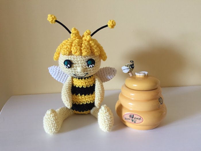 uma abelha doce do filme A abelha Maja com olhos azuis - Amigurumi de principiantes