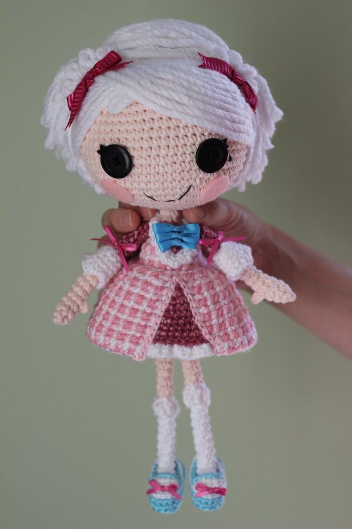 cabelo branco com duas fitas e vestido rosa Amigurumi boneca de uma heroína