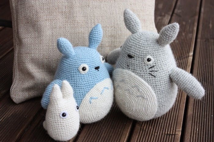 figuras azuis e cinzas de criaturas do Meu Vizinho Totoro - Amigurumi para iniciantes