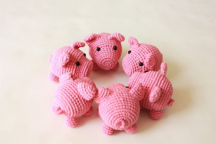 seis porquinhos na cor rosa, dispostos lado a lado em um círculo - Amigurumi para iniciantes