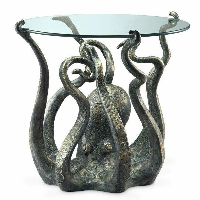 majhna okrogla miza s steklenim vrhom in octopodni motiv iz kovine