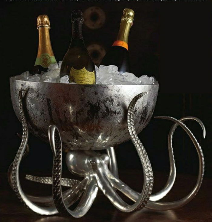 posodica za led, izdelana iz kovine v obliki hobotnice s tremi steklenicami Champagne in številnimi ledenimi kockami