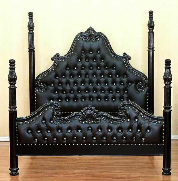 masivna zakonska postelja iz usnja in lesa v črni barvi z graviranjem in številnimi kovinskimi pokrovi