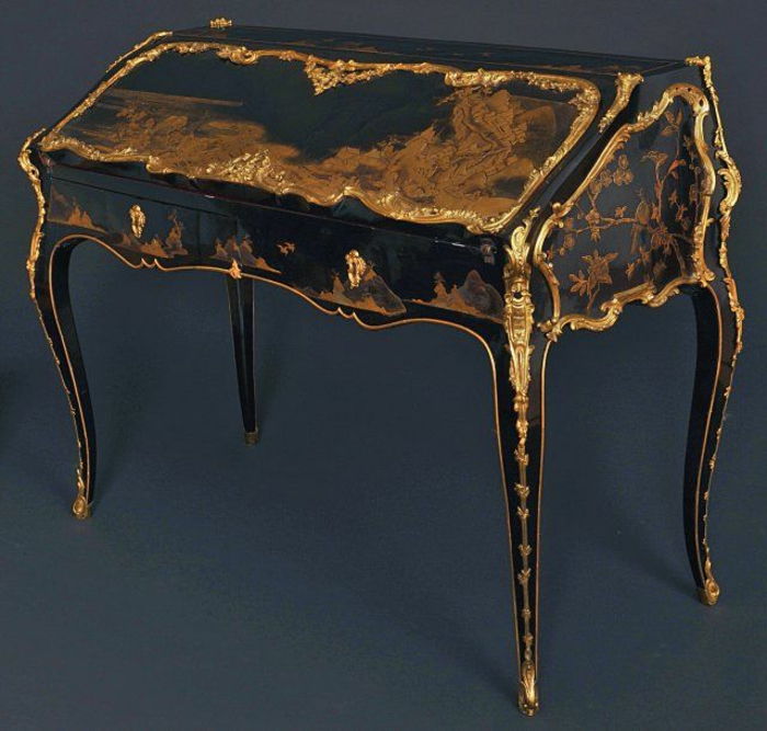 Gotsko pohištvo: črna poševna lesena miza z dvema majhnima predaloma, zlati okraski
