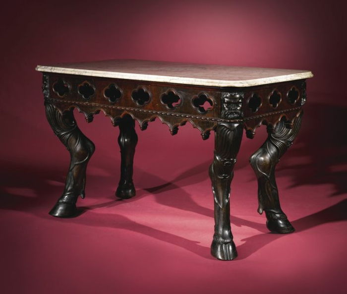 Gotska miza z marmornatimi vrhovi in ​​lesenimi nogami, oblikovana v obliki Hudenskega, gotskega pohištvenega okrasa