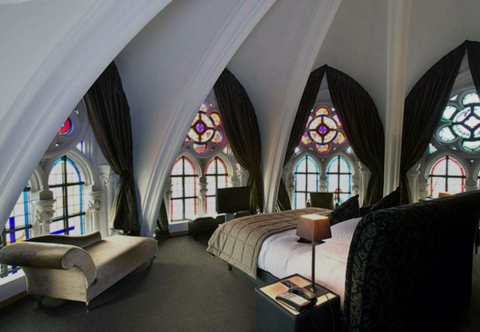 velika gotska soba s kupolasto streho, okna z vitražom, dolge neprozorne vrtove