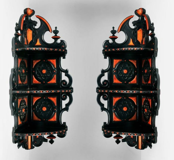 dekorativne gotske stenske police z okrasnimi in ostrimi oblikami, črne in rdeče barve