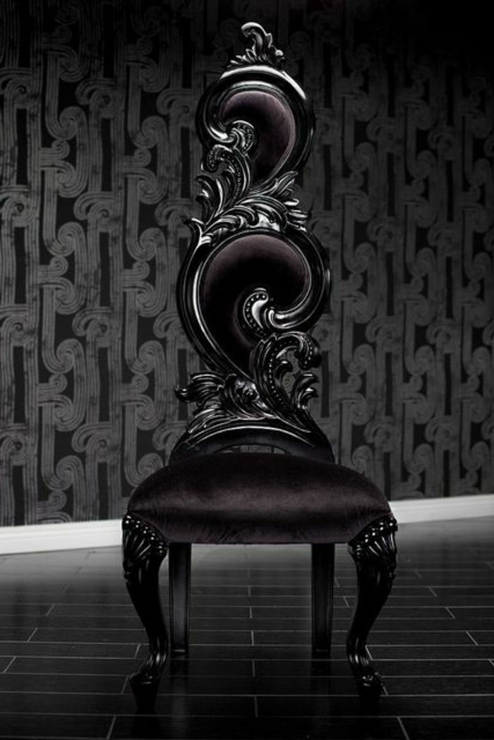 Gotski stol v črni barvi iz graviranega lesa z oblazinjenim sedežem in oblazinjenim naslonjalom