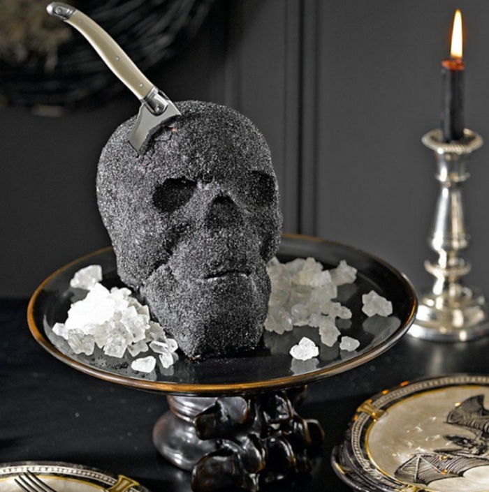 Gotska dekoracija: črna lobanja z nožem, čaša iz crnega sadja, okrasna plošča z zmajom