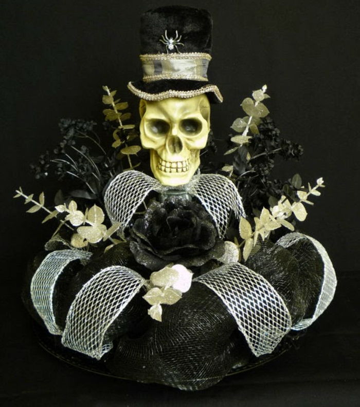 Gotska dekoracija z lobanjo s klobukom, umetnimi rastlinami, belim lokom, črnim lokom