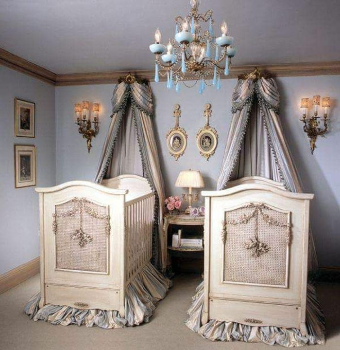 Baby soba z dvema otroška posteljica, viktorijansko gotsko, svetle barve, fotografije na steni, okrasne zavese