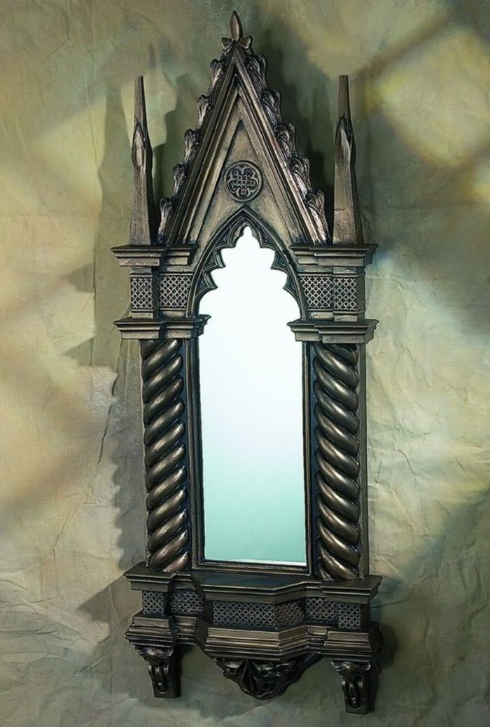 gotsko ogledalo z ostrino, katedralne motive, kovinski okvir, katedralni motivi