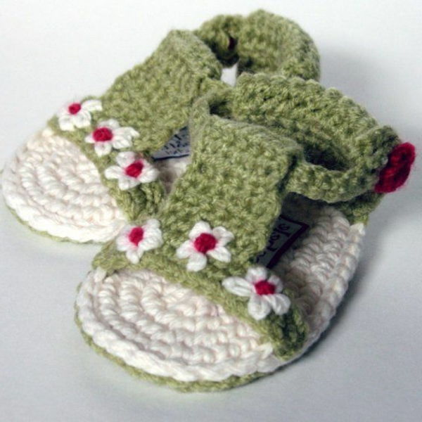 green-baby sandaler-med-blommor-virka-vackra-idéer-virka-for-baby-virka-stor-design-häkeln-