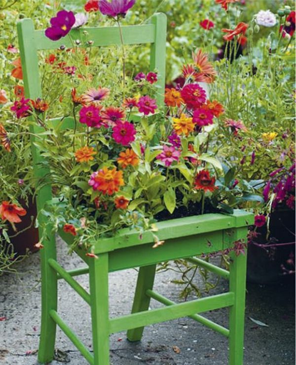 Green Chair come decorazione con vaso di fiori