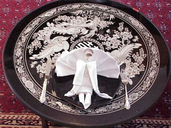 biela a čierna - elegantná stolová dekorácia s utierkami