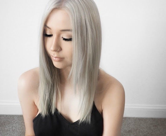 dažyti blondinai plaukai pilka - mergina su auskarų vėrimo ir subtilus makiažas