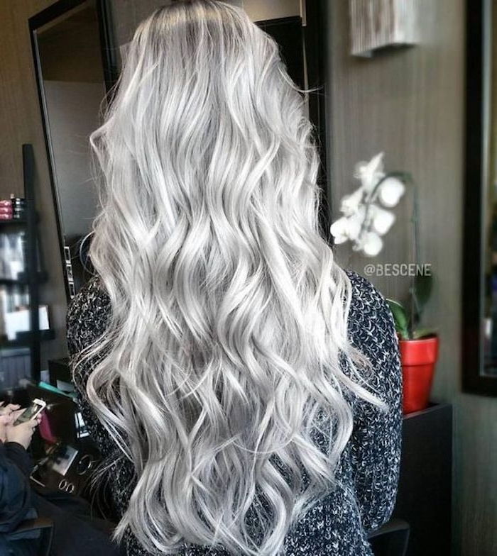 Šviesūs plaukai dažyti pilka - ilgi plaukai su laisvomis garbanomis ir pilka palaidinė
