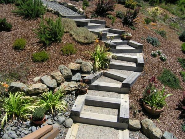 sivo-lepo-vrt-stopnice-samo-graditi-zgraditi daleč na vrtu