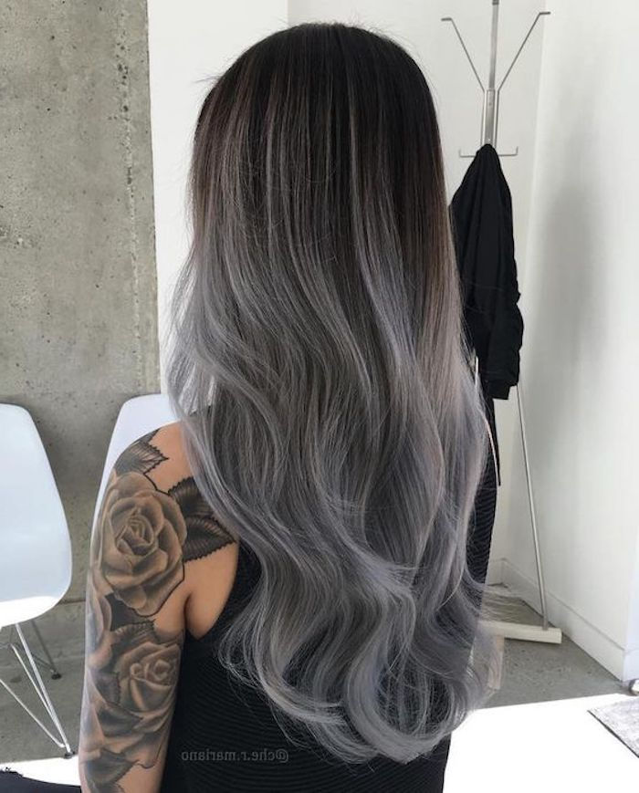 siwe włosy, różany tatuaż na ramieniu, średniej długości fryzura w ombre look