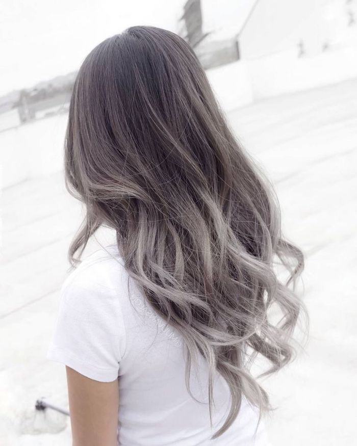siwe włosy, długie ciemnoszare włosy z jasnoszarymi czubkami, biały t-shirt