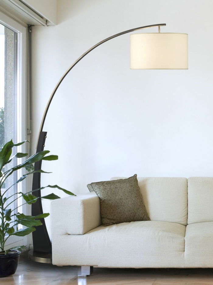 grå soffa-båglampor med-en-pillow-