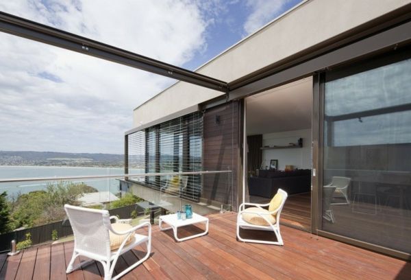 stor terrasse-moderne-design-of-wood-vakre stoler i hvitt