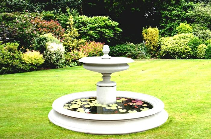 Didelis sodas fontanas lapai