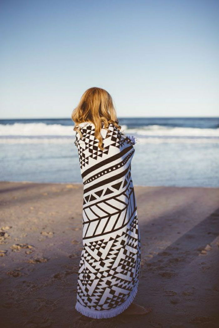 grande praia-toalha gráfico padrão em preto e branco