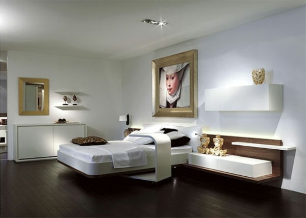 obfity obraz o białej ramie z obfitymi obrazami na ścianie w sypialni
