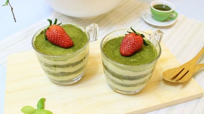 groene thee-matcha-vloeren-in-glas-crème mousse off matcha-melk-honing-aardbei-deco-dessert