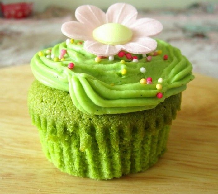 groene thee-matcha-funny-muffins-in-groen-from-matcha-poeder-health-and-mooi-looking-fondant-zelf-make-deco