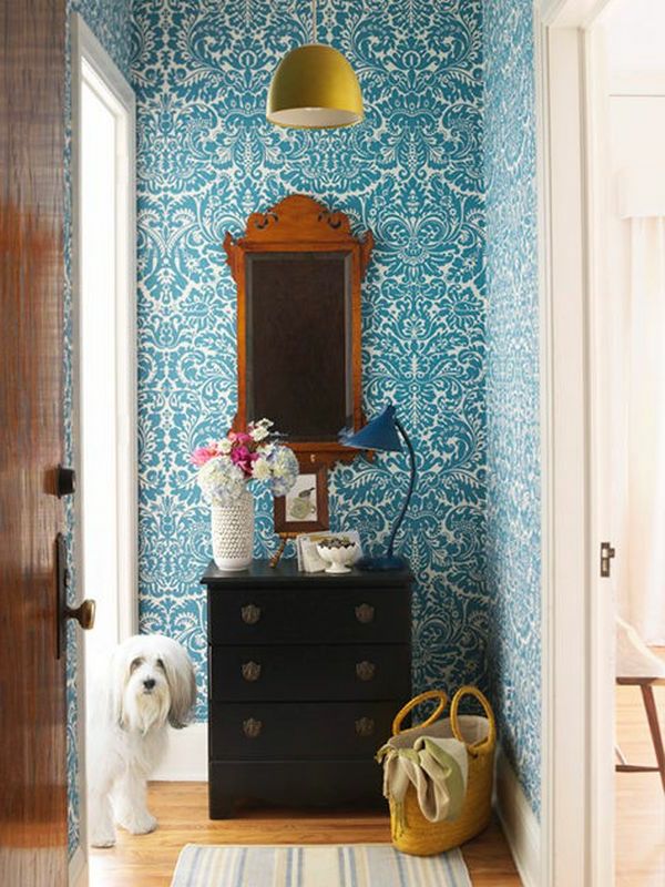Eleganckie lustro i tapety w niebieskim korytarzu