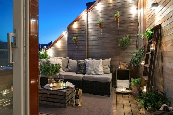prabangūs balkonai su paprastais apšvietimo ir deko-augalų