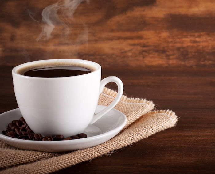 Günaydın kahve - bir ahşap masa üzerinde oldukça sıcak siyah kahve bir fincan