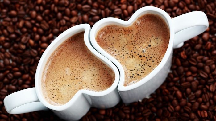 Günaydın kahve bir çift için, kalp şeklinde iki bardak