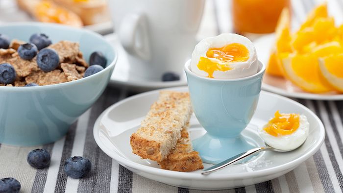 Günaydın tebrik - çiğ yumurta ve mısır gevreği ile sağlıklı bir kahvaltı