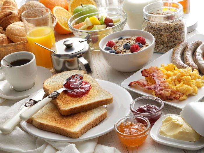 Sağlıklı bir kahvaltı - portakal suyu, kahve, tahıl, reçel ve sosis - harika bir günaydın
