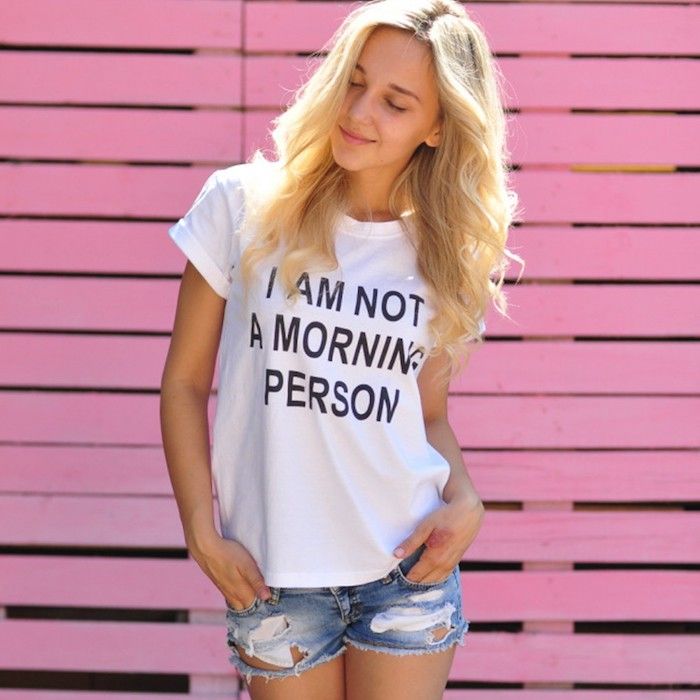 Kız t-shirt üzerinde komik bir yazıt var - güzel bir günaydın