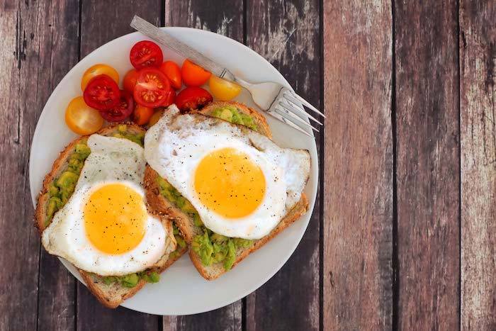 Günaydın dilek - kızarmış yumurta ve avokado tost ve kiraz domates