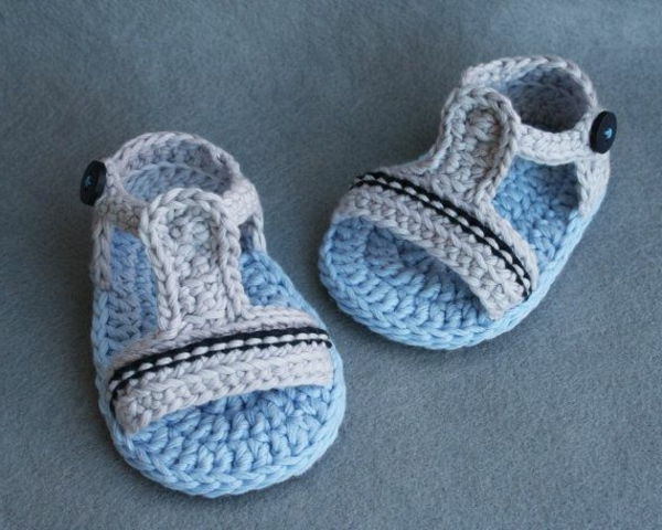 virka-for-baby-virka-baby skor-med-vackra-design - i blått